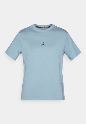 Lyseblå bomulds T-shirt med korte ærmer, rund halsudskæring og et sort Jordan-logo trykt på brystet. Glat tekstur, standard pasform.