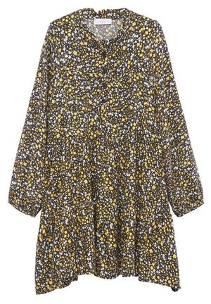 Langarm jurk van donkere stof met een bloemenpatroon van gele, witte en blauwe bloemen. Knopsluiting aan de voorkant en een geplooide taille.