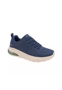 Sneaker blu navy con tomaia in mesh traspirante, chiusura con lacci e una soletta bianca imbottita dotata di un'unità aria verde traslucida.