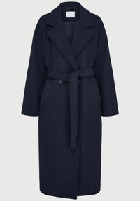 Palton din lână de culoare bleumarin, cu talie cu curea, rever lat și două buzunare frontale. Prezintă un design de lungime medie și o textură netedă.