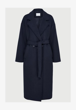 Námornícky modrý vlněný kabát s opaskom v páse, širokými klopami a dvoma prednými vreckami. Má stredne dlhý dizajn a hladkú textúru.