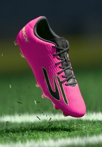 Svijetlo ružičaste nogometne kopačke s teksturiranim dizajnom, crnim naglascima i aerodinamičnim oblikom. Imaju vezice i oblikovane šiljke za bolju prionljivost.