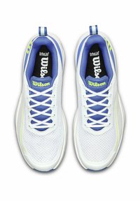 Weiße Sportschuhe mit einem Obermaterial aus Mesh, blauen Akzenten und limettengrünen Verzierungen. Sie verfügen über Schnürsenkel, ein Logo auf der Zunge und einen gepolsterten Schaft für zusätzlichen Komfort.