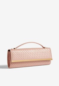 Szőtt rózsaszín bőr clutch táska arany fém díszcsíkkal és egyetlen fogantyúval, téglalap alakú és texturált felülettel.