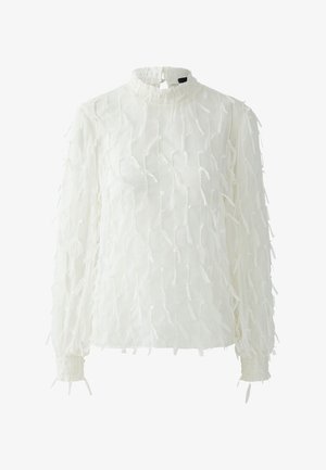 Witte blouse met lange mouwen, een hoge hals en geplooide manchetten. Heeft een gestructureerde stof met meerdere delicate, rafelige accenten verspreid over het geheel.