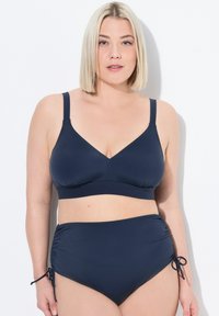 Completo bikini blu navy in un morbido tessuto elasticizzato; top stile bralette con spalline regolabili; slip a vita alta con lacci laterali.