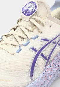 ASICS GEL-NIMBUS 27 TOKYO - Chaussures de running sur route - cream/edo purple