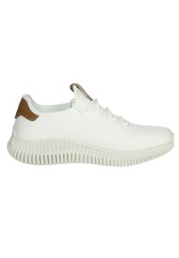 Weiße Sportschuhe mit einem strukturierten Mesh-Obermaterial, einem braunen Wildlederakzent an der Ferse und einem markanten gerippten Sohlen-Design.