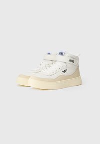 Hoge sneakers in wit en roomkleur, met een klittenbandsluiting, een getextureerde rubberen zool en een blauw logo op de tong. Accenten met een zwart detail.