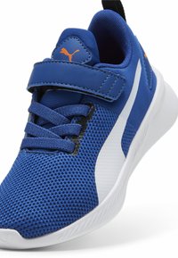 Puma FLYER RUNNER V PS - Apavi skriešanai pa asfaltu - glaze white black