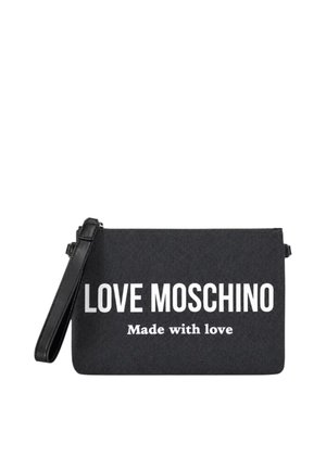 Clutch rettangolare nera con cinturino da polso, con testo bianco ""LOVE MOSCHINO Made with love"" sul davanti.