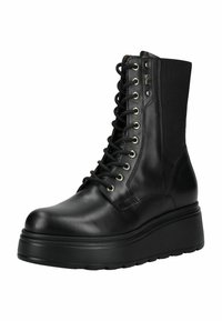 Stivaletto alla caviglia in pelle nera con piattaforma, lacci anteriori, occhielli in metallo, pannello laterale elastico e suola in gomma spessa.