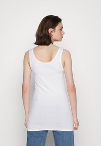 Camisola sem mangas branca feita de tecido leve, com decote arredondado e silhueta ajustada. A vista traseira apresenta uma textura suave.