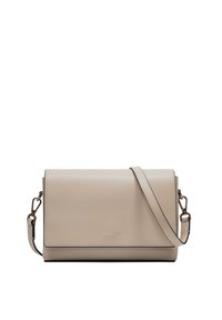 Borsa a tracolla in pelle beige con design a pattina, hardware dorato e tracolla rimovibile. Texture liscia con un logo in rilievo discreto sul davanti.