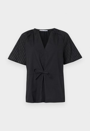 Top nero con scollatura a V, maniche corte e vita con fiocco. Presenta un tessuto testurizzato e a fantasia sulle maniche e un corpo liscio.