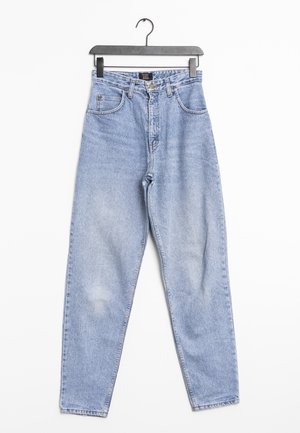 Vaaleansiniset korkeavyötäröiset farkut, joissa on lievää haalistumista, viisi taskua ja vetoketjukiinnitys. Suunniteltu suoralla lahkeella rentoa istuvuutta varten.