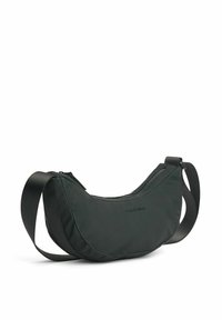 Sac à bandoulière en nylon noir avec un design courbé, une sangle ajustable, une fermeture éclair et un logo discret sur le devant. Texture lisse.