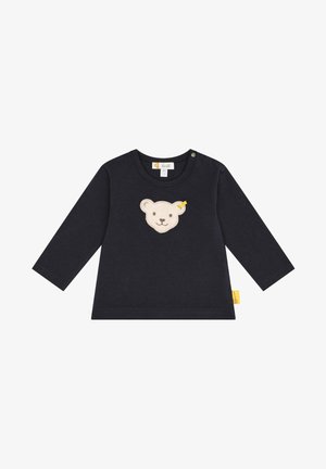 Marineblauwe longsleeve shirt met een ronde halslijn, voorzien van een zachte crèmekleurige berenkop applicatie aan de voorkant en een gele label aan de zijkant.