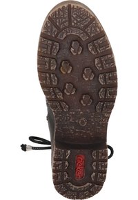 Semelle de bottes de randonnée noires avec un motif de semelle robuste, incluant des designs hexagonaux et en zigzag ; comprend un logo rouge et une boucle pour les lacets.