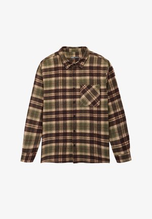 Camisa de franela a cuadros en verde y beige, con mangas largas, diseño de botones y un bolsillo en el pecho. Tejido texturizado con acentos en marrón oscuro.