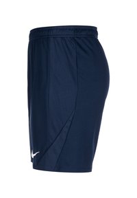 Marineblauwe sportshorts van ademend materiaal met een elastische tailleband, voorzien van een mesh-structuur en een wit logo-accent aan de onderzijde aan de linkerzijde.
