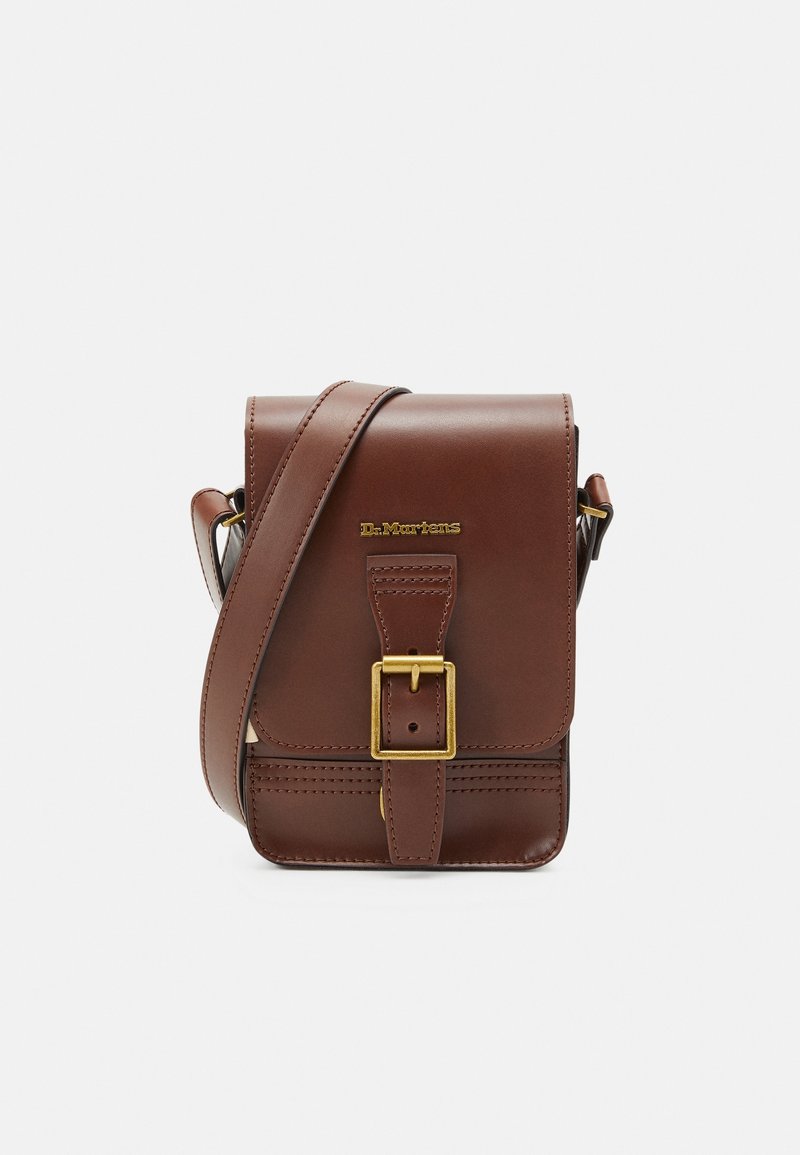 Borsa a tracolla in pelle marrone con chiusura a patta, dettagli in oro, fibbia e tracolla regolabile. Texture liscia con bordi cuciti.
