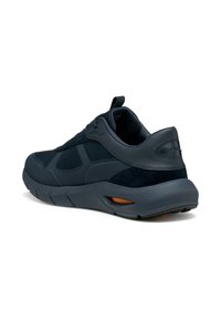 Zapatillas deportivas azul marino hechas de gamuza y material sintético, que cuentan con una suela acolchada, acentos texturizados y un detalle naranja en la suela.