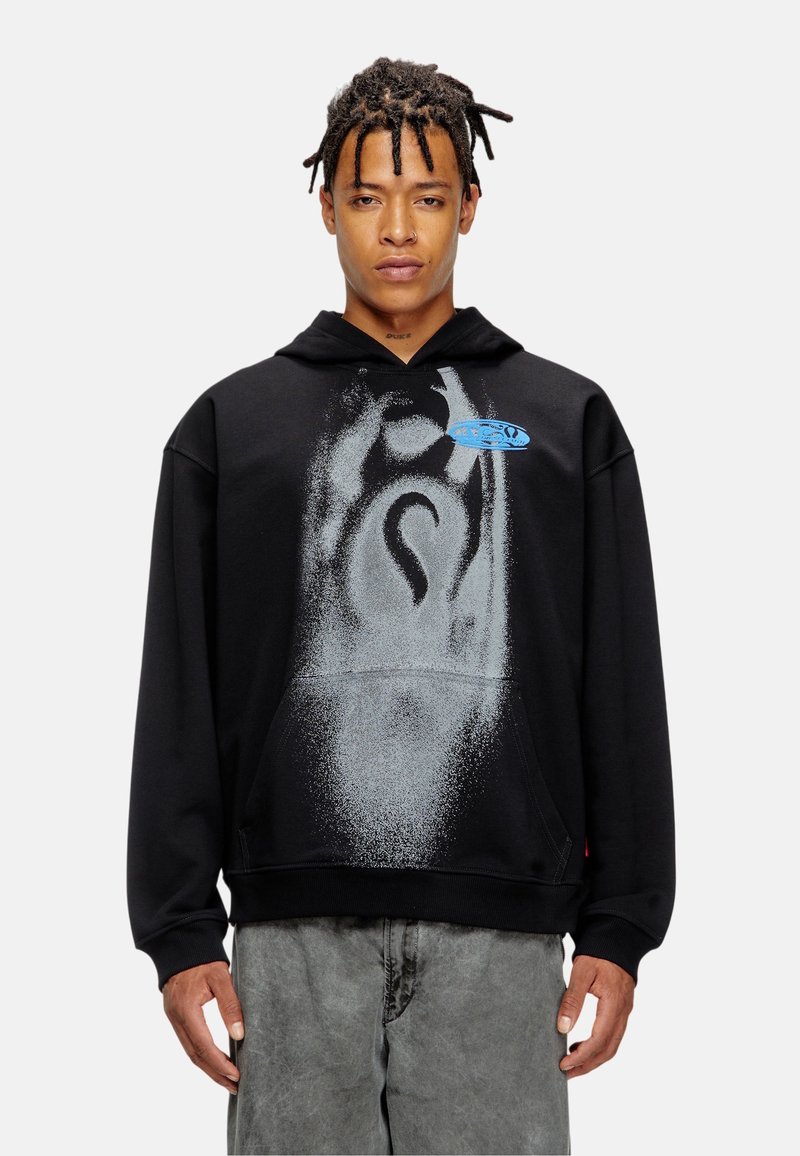 Felpa nera con un grande design grafico grigio sul fronte, caratterizzato da un accento blu nel logo. Realizzata in tessuto morbido, vestibilità rilassata e tasca a marsupio.
