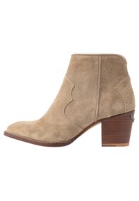 Beżowe zamszowe botki za kostkę z ostrym noskiem, detalami przeszycia i zwężanym drewnianym obcasem. Gładka faktura z zaokrąglonym wzorem po bokach.