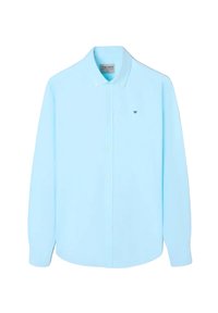 Camisa azul claro de botones con mangas largas, cuello puntiagudo, bordado de logotipo sutil y una textura de tela suave y ligera.