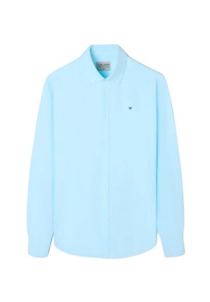 Camisa azul claro de botones con mangas largas, cuello puntiagudo, bordado de logotipo sutil y una textura de tela suave y ligera.