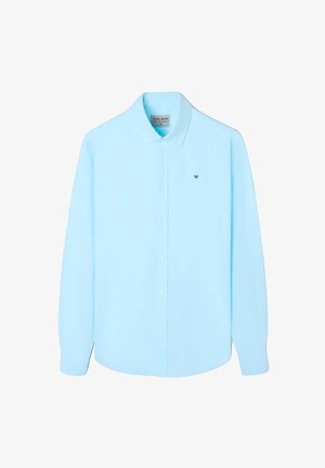 Camisa azul claro de botones con mangas largas, cuello puntiagudo, bordado de logotipo sutil y una textura de tela suave y ligera.