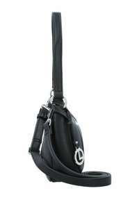 Bolso de mano de cuero negro con textura granulada, que cuenta con una correa larga, detalles en plata y un logotipo redondo. Vista lateral que muestra la forma.