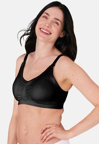 Schwarzer kabelloser BH mit gerafftem Vorderteil, glatter Textur, verstellbaren Trägern und minimalistischer Gestaltung. Keine sichtbaren Beschläge oder Muster.