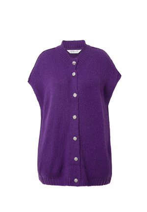 Lilla strikket cardigan med korte ærmer, en krave og seks sølvfarvede knapper fortil. Blød tekstur, løs pasform og afslappet design.