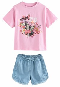 Roze t-shirt met korte mouwen met vlinder- en bloemenprint; gecombineerd met lichtblauwe gestreepte shorts met een scalloped zoom en een koord.