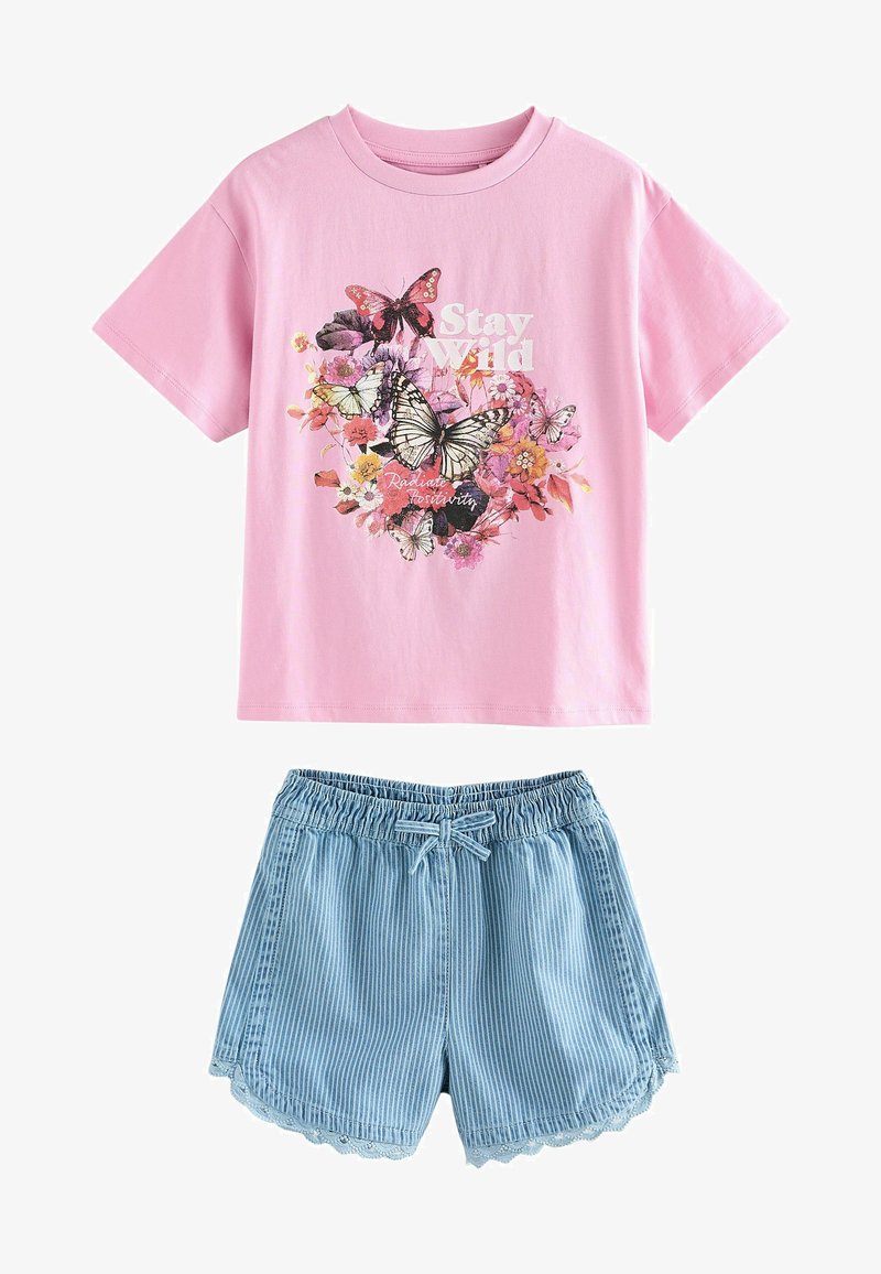 Lyserød kortærmet skjorte med sommerfugl- og blomsterdesign og "Stay Wild" tekst, kombineret med blå stribede shorts med elastisk talje og blonderkant.