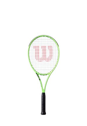 Raqueta de tenis con marco verde, agarre negro y cuerdas blancas con un logotipo rojo "W" en el centro.