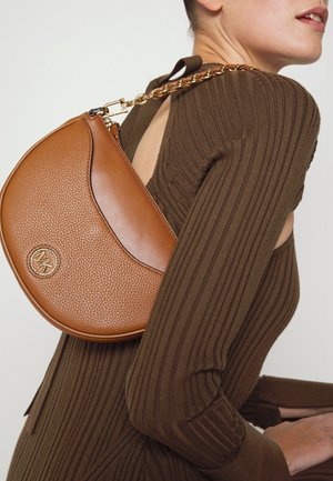 Borsa a mano in pelle marrone con finitura testurizzata, tracolla in catena dorata e accento con logo circolare. Forma semi-circolare con chiusura a zip.