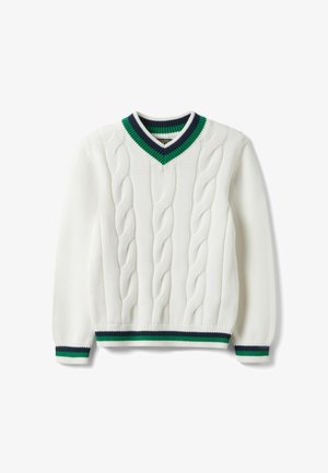 Pull en maille torsadée blanche avec col en V, bordure rayée verte et marine sur le col, les poignets et l'ourlet.