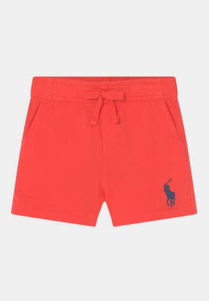 Pantalones cortos rojos para niños pequeños con cintura elástica, cordón, bolsillos laterales y logo de jugador de polo azul marino en la pierna delantera derecha.