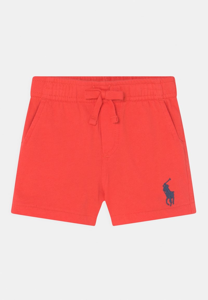 Short rouge pour tout-petit avec taille élastique, cordon de serrage, poches latérales et logo joueur de polo bleu marine sur la jambe avant droite.
