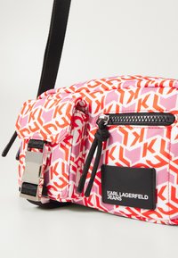 Karl Lagerfeld Jeans UTILITY GEO  - Borsa a tracolla - red