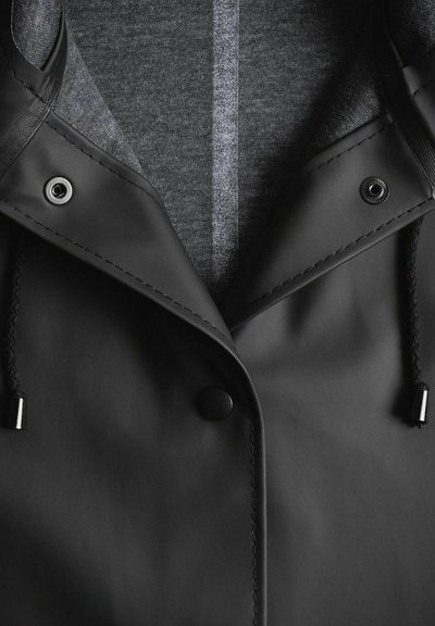 Zwarte waterdichte jas met een gladde textuur, drukknoopsluiting en een trekkoord kap. De binnenlaag heeft een grijze stof met verticale strepen.