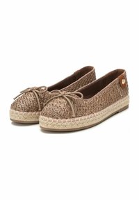Zapatos planos de color beige tejidos, con punta redondeada, un detalle de lazo en la parte frontal y una suela de yute con un borde trenzado. Pequeño acento de logo en el lateral.