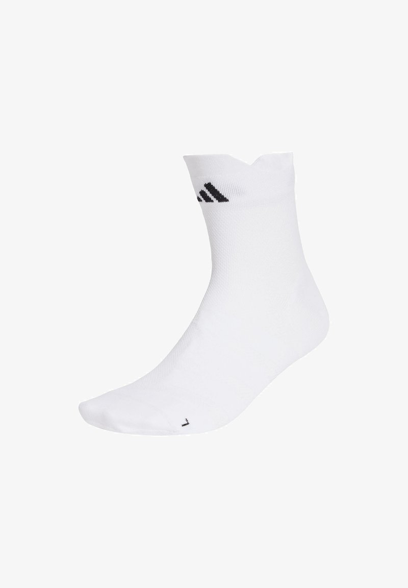 Calzino sportivo bianco con texture a coste, alto fino alla caviglia, e dettagli neri del logo. Materiale leggero progettato per comfort e traspirabilità.
