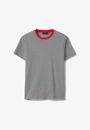 Camiseta de manga corta con rayas horizontales en blanco y negro y cuello redondo rojo, extendida sobre un fondo blanco.