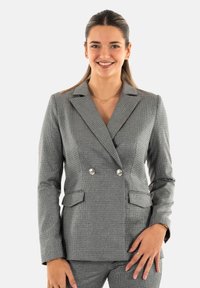 Blazer grigio a scacchi con design doppiopetto, revers a punta, bottoni argentati e due tasche frontali. Tessuto a trama liscia.
