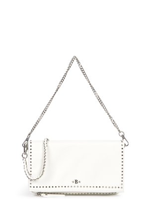 Clutch rectangular de cuero blanco con tachuelas plateadas, un logo "B" centrado y una cadena plateada desmontable.