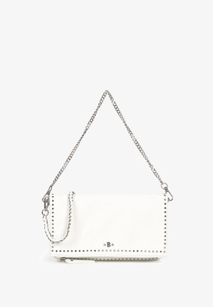 Clutch rectangular de cuero blanco con tachuelas plateadas, un logo "B" centrado y una cadena plateada desmontable.